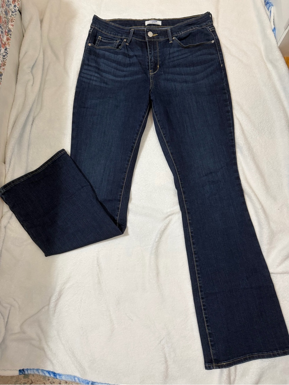 Denizen from Levi’s Mid Rise Bootcut Dark Wash jeans 10M (W30 L32)
